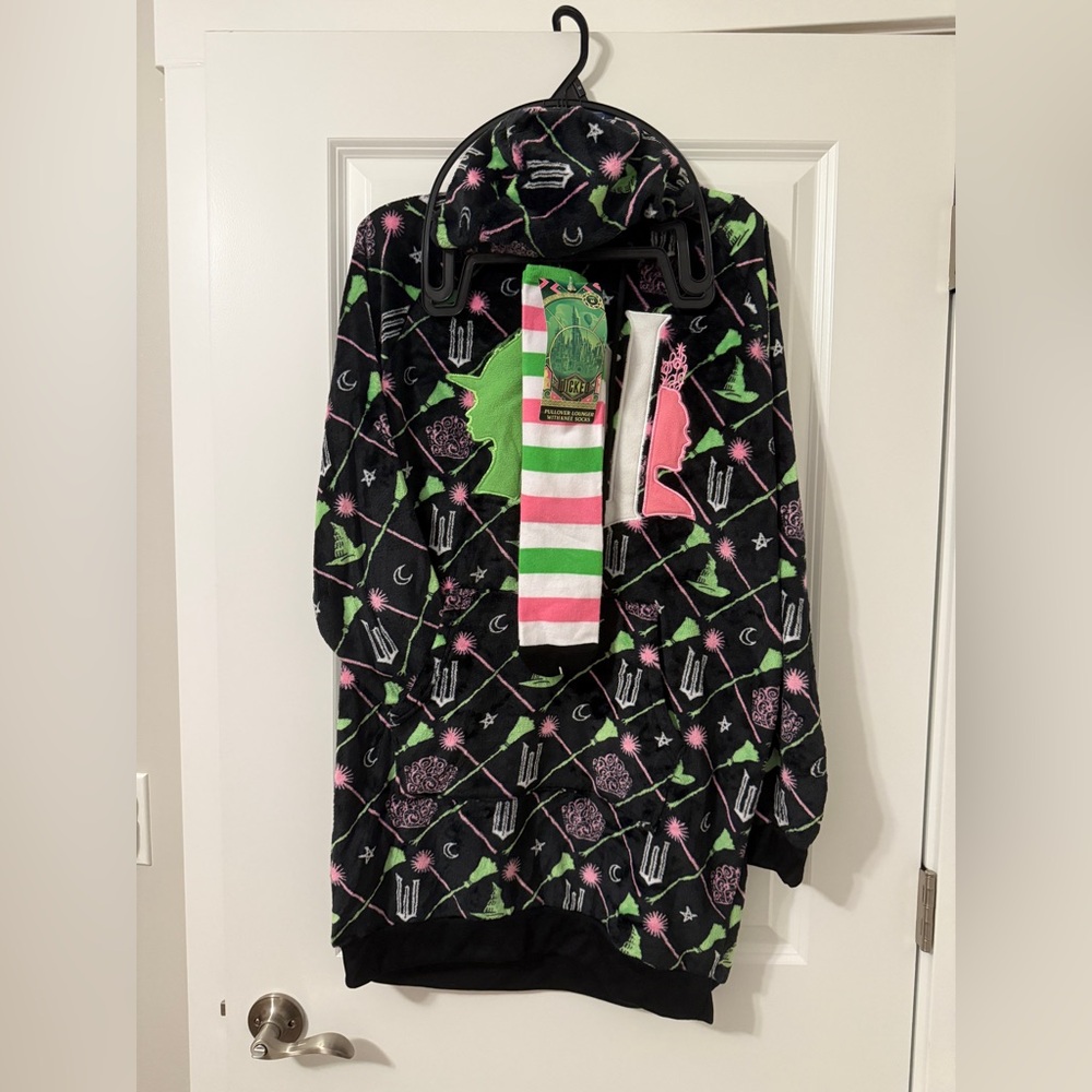 Wicked collection pullover lounger with knee socks